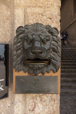 Duvardaki posta kutusu.