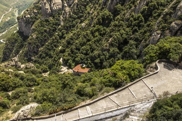 Kilátás a környékre a Montserrat kolostor Spanyolországban — Stock Fotó