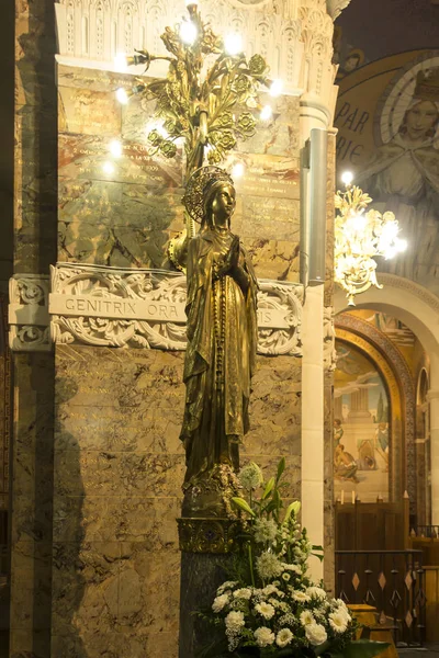 Lourdes, França, 24 de junho de 2019: Interior da Basílica do Rosário , — Fotografia de Stock