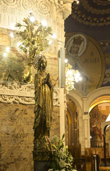Lourdes, Francja, 24 czerwca 2019: wnętrze Bazyliki Różańcowej, — Zdjęcie stockowe
