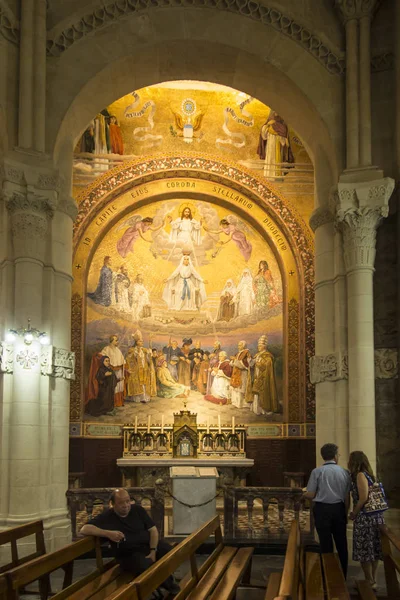 Lourdes, Franciaország, június 24, 2019: a rózsafüzér-bazilika belseje, — Stock Fotó