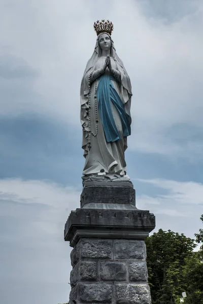 Standbeeld van onze lieve vrouw van de Onbevlekte Ontvangenis. Lourdes, Frankrijk, — Stockfoto