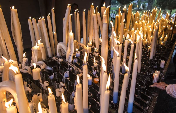 Zapálené svíčky u Marianové svatyně v Lourdes — Stock fotografie
