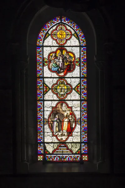 Lourdes, Prancis, 24 Juni 2019: Jendela kaca berwarna di — Stok Foto