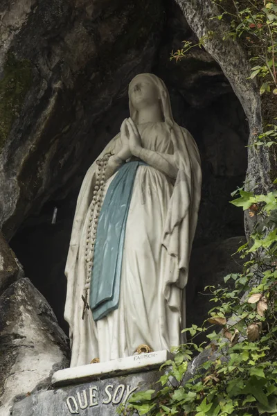 Pomnik Matki Bożej Niepokalanego Poczęcia z różańcem w — Zdjęcie stockowe