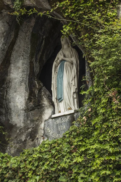 Socha Panny Marie Neposkvrněné početí s rosarníkem v — Stock fotografie