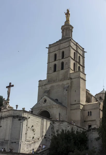 Kathedraal van Avignon (Onze-Lieve-Vrouwekathedraal van Dom) naast de pauselijke kathedraal — Stockfoto