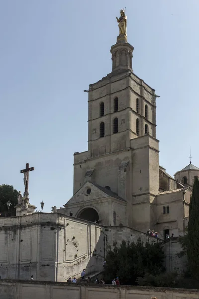 Close-up van het standbeeld van de Maagd Maria te Notre-Dame des Doms cathedra — Stockfoto