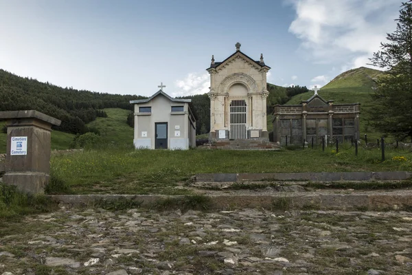 Cementerio en el santuario de la Madre de Dios llorando La Salett — Foto de Stock