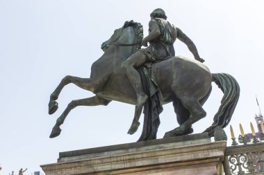 Kraliyet Sarayı önünde bir at binicisi heykeli. (Palazzo Re
