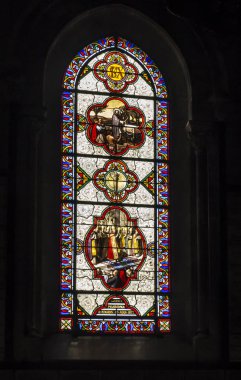 Lourdes, Fransa, 24 Haziran 2019: Renkli vitraylı pencere 