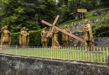 Lourdes, Fransa, 24 Haziran 2019: İsa'nın Haçı Yolu, fragme