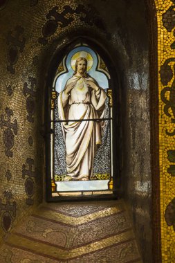 Lourdes, Fransa, 24 Haziran 2019: Lourdes, Fransa 'da Lourdes, Fransa' da Lekesiz Gebelik Bazilikası 'nda lekeli cam pencere