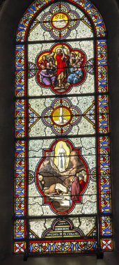 Lourdes, Fransa, 24 Haziran 2019: Renkli vitraylı pencere 