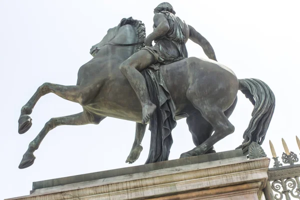 Statue d'un cavalier devant le Palais Royal (Palazzo Re — Photo