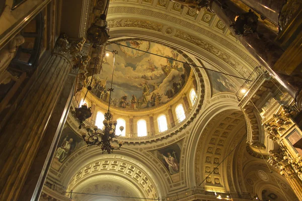 Turin, Italien, 27 juni 2019: inre av Salesian kyrkan O — Stockfoto