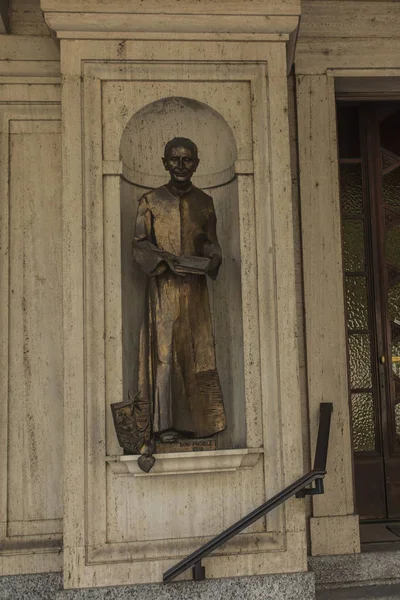 Turin, Italie, 27 juin 2019 : Statue de don Michel Rua dans le mur — Photo