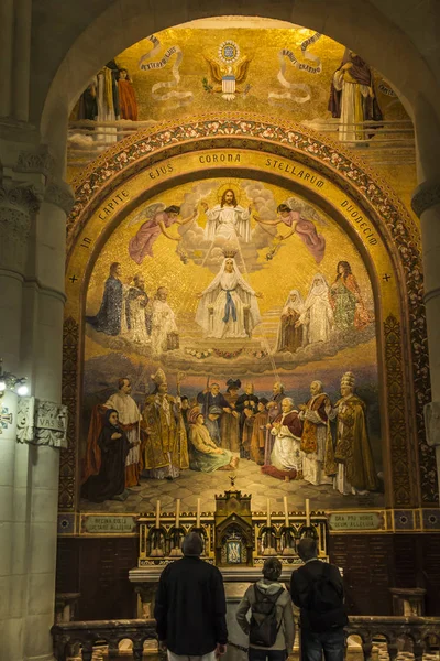 Lourdes, Frankrike, 24. juni 2019: Innvendig i Rosary Basilica i – stockfoto