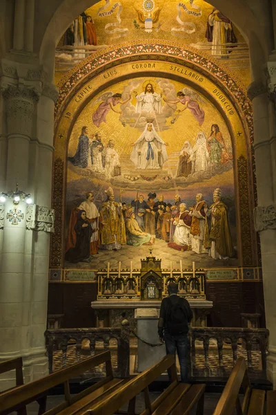 Lourdes, Ranska, 24 kesäkuu 2019: Sisätilojen Rosary Basilica i — kuvapankkivalokuva