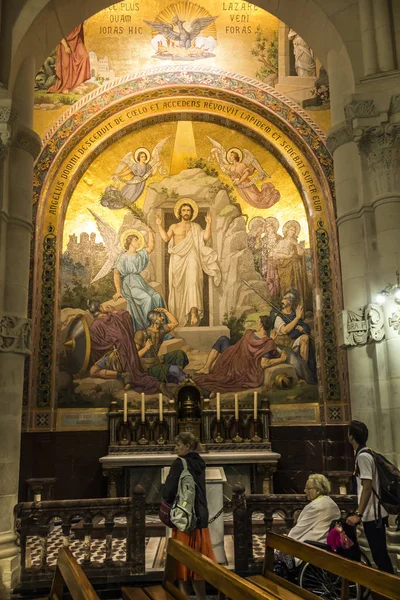 Lourdes, Frankrike, 24. juni 2019: Innvendig i Rosary Basilica i – stockfoto