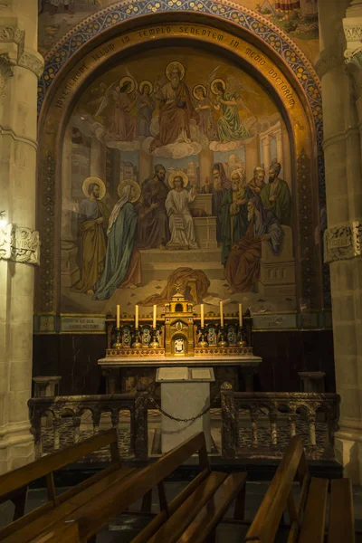 2019年6月24日，法国卢尔德斯：罗萨里大教堂内部 — 图库照片