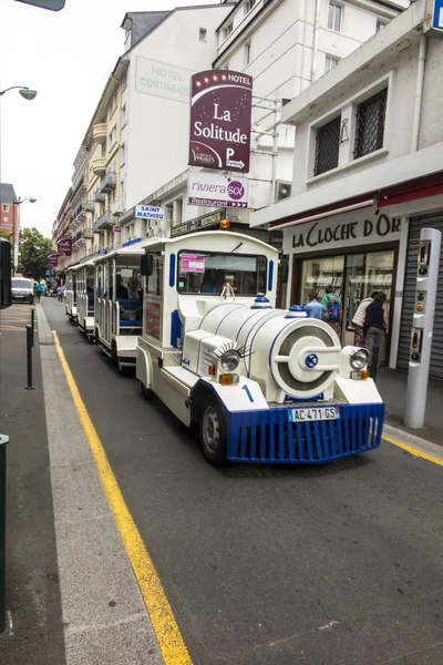 Lourdes, Francia, 23 de junio de 2019: La excursión blanca y azul trai — Foto de Stock