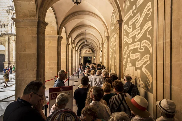 Montserrat, Spain, 23 червня 2019: Queue of people to into fr — стокове фото