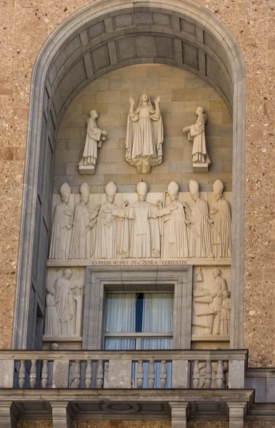 Detail der Fassade eines der Gebäude der Benediktinerabtei — Stockfoto