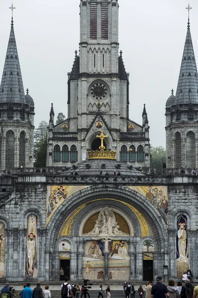 Lourdes, Frankrijk, 24 juni 2019: voorkant van de rijkelijk versierde ent — Stockfoto