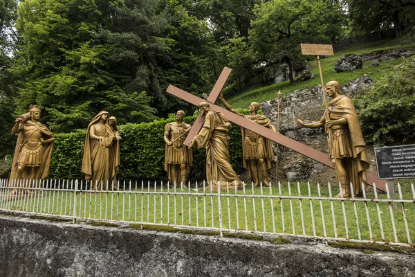 Lourdes, Frankrijk, juni 24 2019: weg van het Kruis van Jezus, fragme — Stockfoto