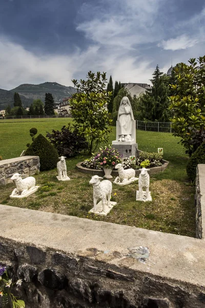 Standbeeld van Bernadette van Lourdes met schapen in Lourdes — Stockfoto