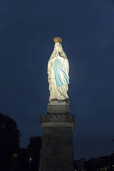 Socha Panny Marie Neposkvrněné Koncepce Setmění Proti Temné Obloze Lourdes — Stock fotografie