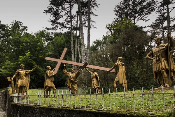 Lourdes, Frankrijk, juni 24 2019: weg van het Kruis van Jezus, fragme — Stockfoto