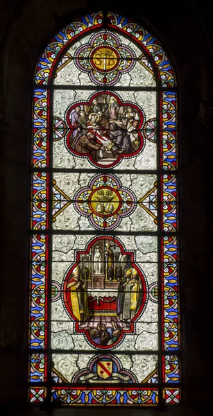Lourdes, Frankreich, 24. Juni 2019: Glasfenster im Basilikum — Stockfoto