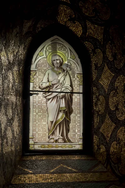 Lourdes, Frankrike, 24 juni 2019: målat glas fönster i basilika — Stockfoto