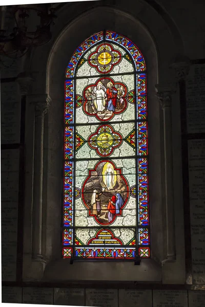 Lourdes, Франція, 24 червня 2019: барвисте вітраж вікна в — стокове фото