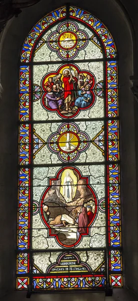 Lourdes, França, 24 de junho de 2019: vitrais coloridos em — Fotografia de Stock