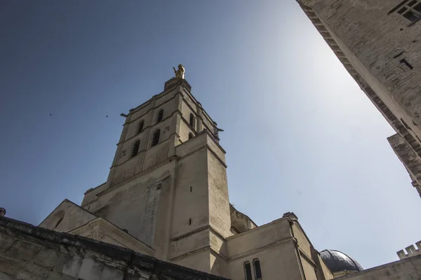 Kathedraal van Avignon (Onze-Lieve-Vrouwekathedraal van Dom) naast de pauselijke kathedraal — Stockfoto