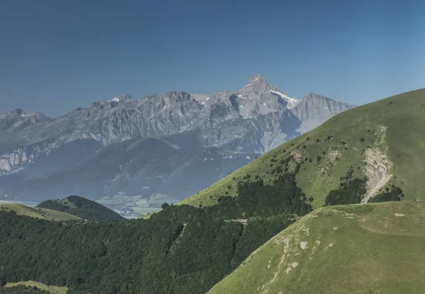 Franse Alpen - uitzicht op de bergen in de omgeving van het heiligdom van La S — Stockfoto
