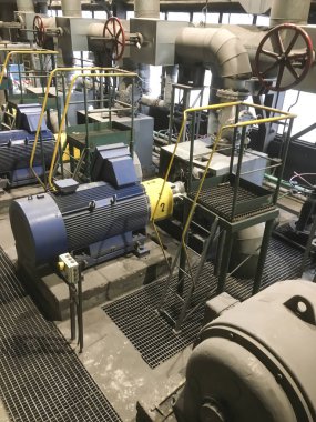 Büyük dikey su pompaları ve vanalar