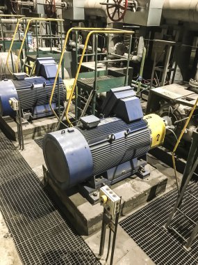 Büyük dikey su pompaları ve vanalar