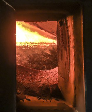 ateşe kömür ızgarasının kazan içinde görünüm