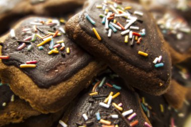 Zencefilli ekmekler jölelerle kaplandıktan sonra sıralanır