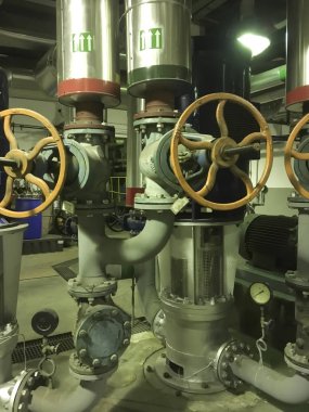 Büyük dikey su pompaları ve vanalar