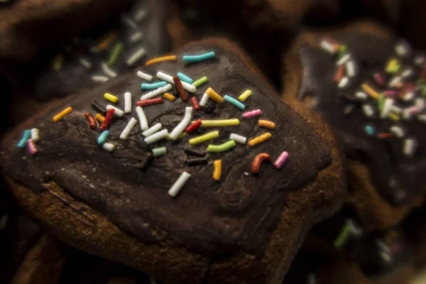 Gingerbreads arranged after covering with glaze — Stock Photo, Image