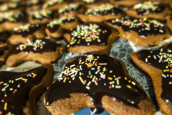 Lebkuchen nach Überzug mit Glasur arrangiert — Stockfoto