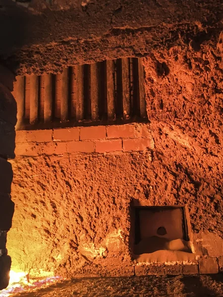 Fragmento de uma parede, velha caldeira de grelha a carvão — Fotografia de Stock