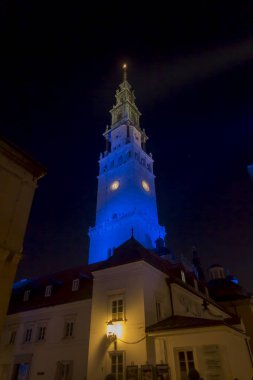 Czestochowa İllumina 'daki Jasna Gora tapınağındaki kule.