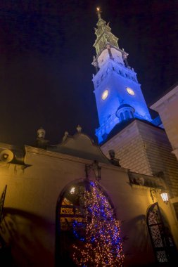 Czestochowa İllumina 'daki Jasna Gora tapınağındaki kule.