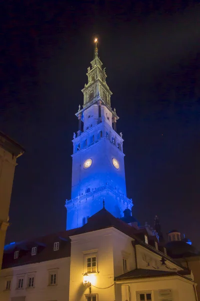 La tour dans le sanctuaire de Jasna Gora à Czestochowa illumina — Photo